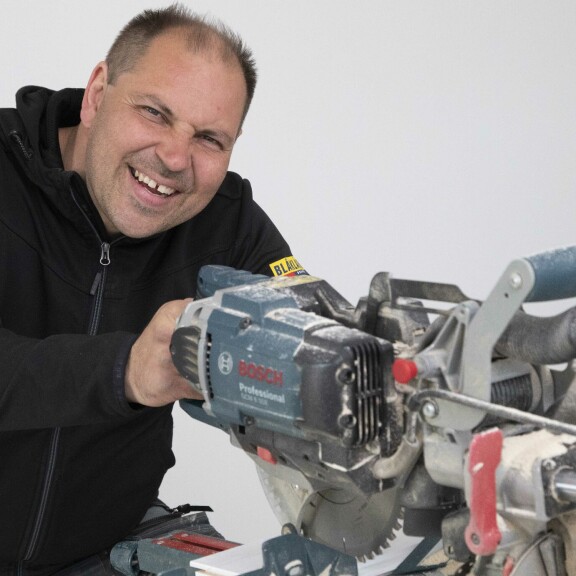 Ei vieläkään hääkellojen kuminaa! Big Brother -legenda Perttu Sirviö viihtyy hanskat kädessä raksalla: 'Parisuhde voi hyvin, olemme onnellisia näin' hh