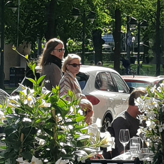 Terassien avaaminen ajoi suomalaisjulkkikset nautiskelemaan – Jone Nikulalle maistui olut, Mikko Leppilammelle viini: Todella hauskaa näytti olevan! jone ja hanna kuva 2