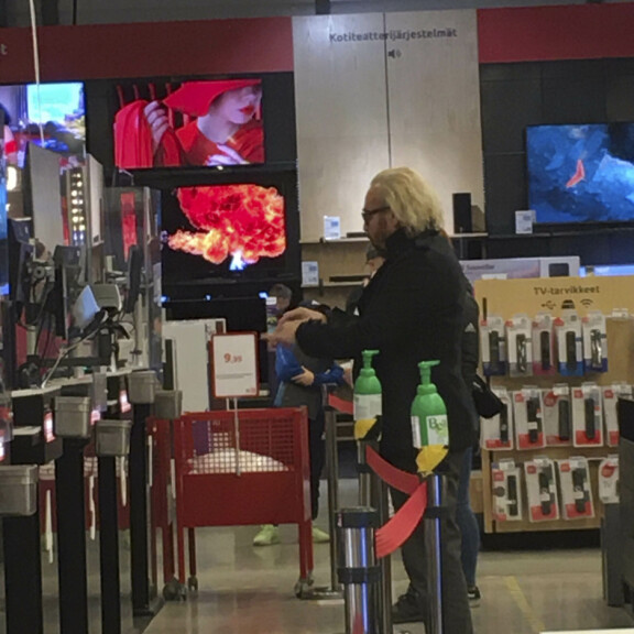 Viikon Kääk-juorut: Roni Bäck pullisteli rannalla, Antti Tuisku lenkkeili luuri kädessä, Pate Mustajärvi parkkeerasi törkeästi - kuvat! x