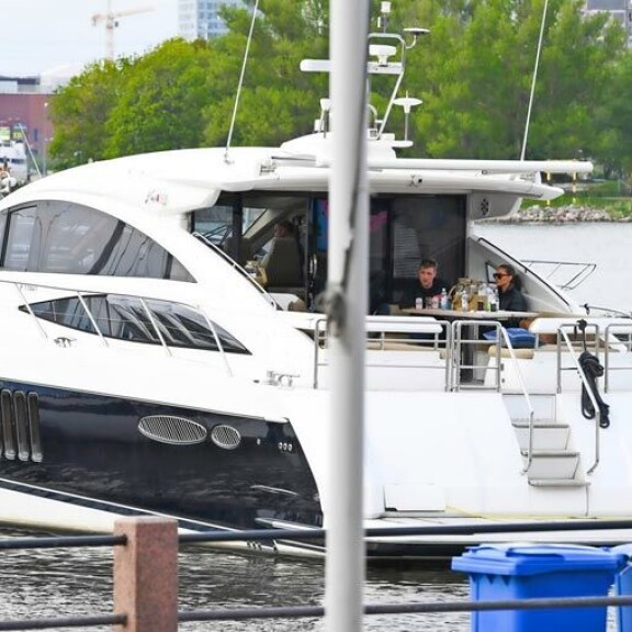Kohupari rentoutui pramean Princess-jahdin kannella. Veneen omistaa Stefun kaveri. Kohupari rentoutui pramean Princess-jahdin kannella. Veneen omistaa Stefun kaveri.