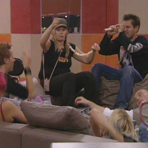 Ei vieläkään hääkellojen kuminaa! Big Brother -legenda Perttu Sirviö viihtyy hanskat kädessä raksalla: 'Parisuhde voi hyvin, olemme onnellisia näin' sss