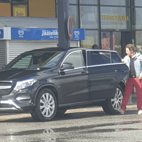 Viikon Kääk-juorut: Roni Bäck pullisteli rannalla, Antti Tuisku lenkkeili luuri kädessä, Pate Mustajärvi parkkeerasi törkeästi - kuvat! xxxx