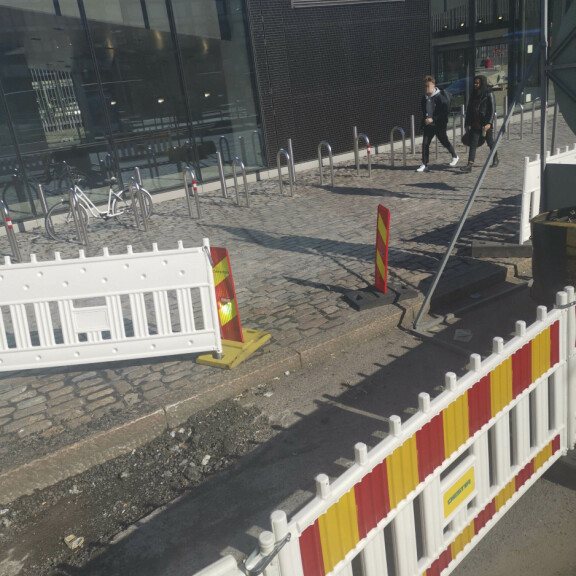 Viikon Kääk-juorut: Roni Bäck pullisteli rannalla, Antti Tuisku lenkkeili luuri kädessä, Pate Mustajärvi parkkeerasi törkeästi - kuvat! xx