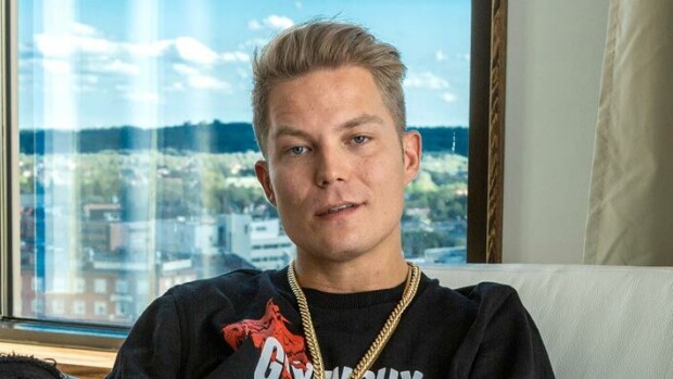 Viiniä ja auringonpaistetta! Cheek ja pokerimiljonääri Jens Kyllönen sähköveneilivät daameineen Helsingissä - paparazzikuvat! cc