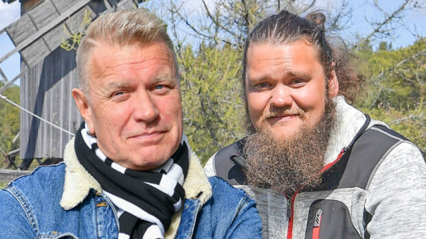 No pitihän se arvata! Sinkkumarkkinoille ilmoittautunut Maajussi-Lauri on hyvä kaveri Tauskin kanssa - 'Silloin hameet nousevat yleensä korviin!' Tauski & Lauri Haukka.