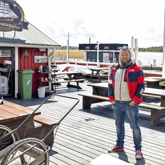 Lauri pyörittää  Naantalissa matkailubisnesten ohella Vanha Salakuljettaja -rantaravintolaa. Lauri pyörittää  saaressa matkailubisnesten ohella kuppilaa.