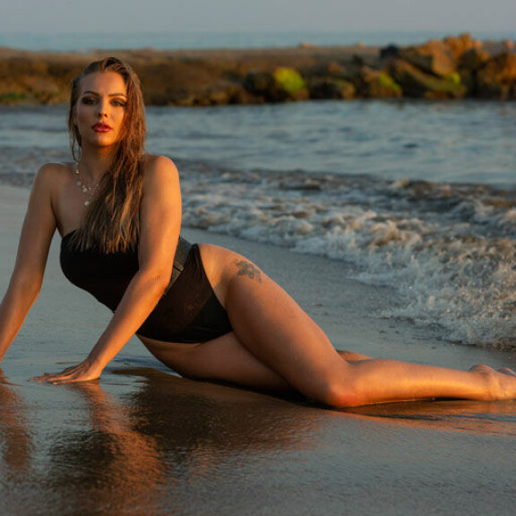 Alina Voronkovan tulevien häiden kaaso on Playboy-kaunotar Erika – kuvat! – Poseerasin ensimmäistä kertaa alasti kuvaajalle Playboyn kuvauksissa. Kuvaustilanne oli rento ja mukava, Erika kertoo.