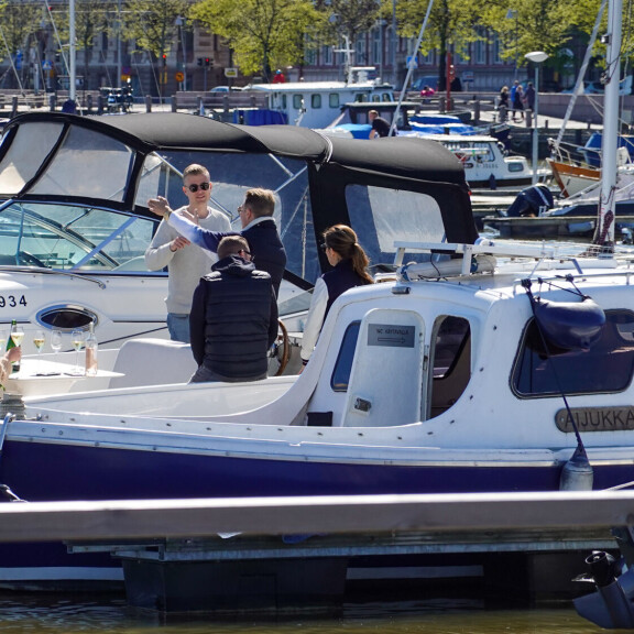 Viiniä ja auringonpaistetta! Cheek ja pokerimiljonääri Jens Kyllönen sähköveneilivät daameineen Helsingissä - paparazzikuvat! Cheek Jens venaily