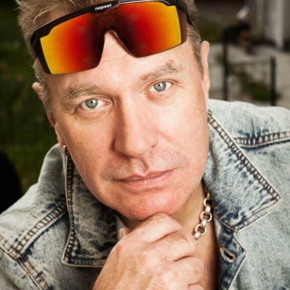 Aina sattuu ja tapahtuu! Kohulaulaja Tauski kuuluu Laurin kaveripiiriin. Aina sattuu ja tapahtuu! Kohulaulaja Tauski kuuluu Laurin kaveripiiriin.