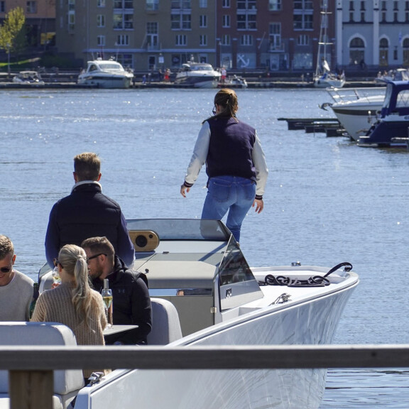 Viiniä ja auringonpaistetta! Cheek ja pokerimiljonääri Jens Kyllönen sähköveneilivät daameineen Helsingissä - paparazzikuvat! sd