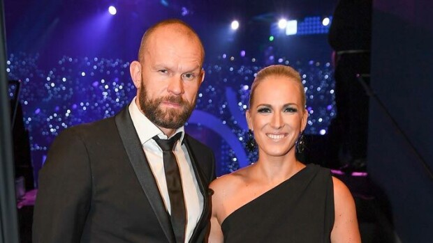 Kuva! Erohuhujen pyörteissä olevat Jere ja Nanna Karalahti hankkivat uuden auton – kiusallinen unohdus paljastui! Jere ja Nanna Karalahti.