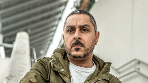 Omaa ohjelmaansa luotsaava Arman Alizad ottaa mallia Hannu Karpolta: ”En ole hankkinut karvahattua!” Arman Alizad