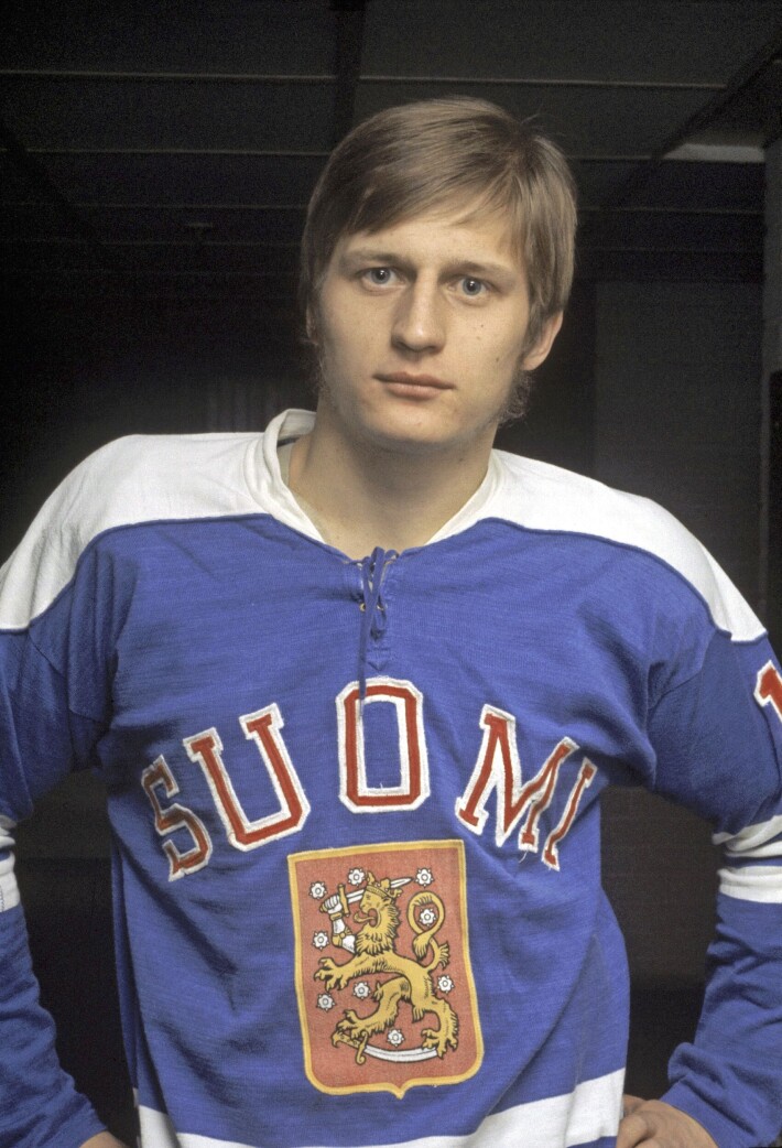 Suomen maajoukkueen luottoratsu Juhani Tamminen uhkui itseluottamusta suunnatessaan rapakon taakse ammattilaiskaukaloihin. Kuva vuodelta 1971. Suomen maajoukkueen luottoratsu Juhani Tamminen uhkui itseluottamusta suunnatessaan rapakon taakse ammattilaiskaukaloihin. Kuva vuodelta 1971.