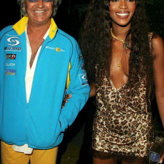 Naomi oli kihloissa Flavio Briatoren kanssa. Naomi oli kihloissa Flavio Briatoren kanssa.