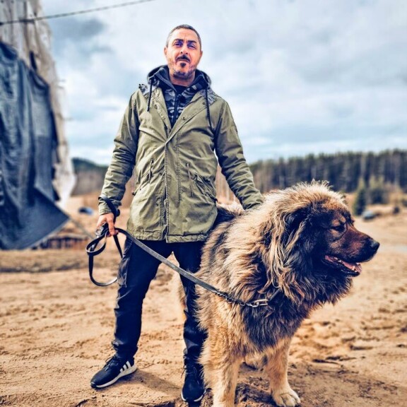 Uudella Arman Pohjantähden alla -kaudella selvitetään muun muassa lemmikkeihin liittyviä kahnauksia. Kuvassa Arman poseeraa kaukasianpaimenkoira Ivanin kanssa. Uudella Arman Pohjantähden alla -kaudella selvitetään muun muassa lemmikkeihin liittyviä kahnauksia. Kuvassa Arman poseeraa kaukasianpaimenkoira Ivanin kanssa.