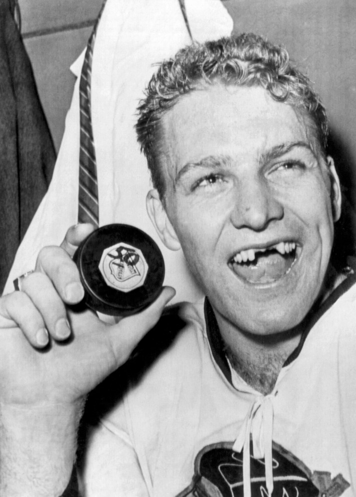 Brett Hullin isä Bobby Hull oli kenties vielä poikaansakin kovempi kiekkomies. Poskettomia tehoja takonut The Golden Jet oli NHL-sensei, joka piipahti myös WHA:ssa. Brett Hullin isä Bobby Hull oli kenties vielä poikaansakin kovempi kiekkomies. Poskettomia tehoja takonut The Golden Jet oli NHL-sensei, joka piipahti myös WHA:ssa.