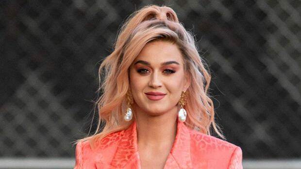 Katy Perry riisui kaiken: esitteli raskausvatsaansa täysin alasti – katso! Katy Perry