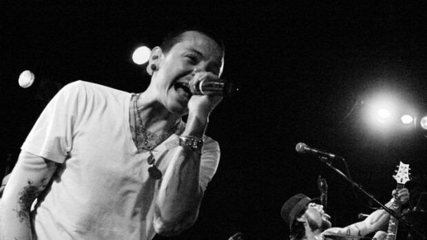 Sielukas tulkinta! Edesmennyt Linkin Parkin vokalisti Chester Bennington laulaa uudella rokkibiisilllä - hänen poikansa ohjasi kappaleen musiikkivideon! chester