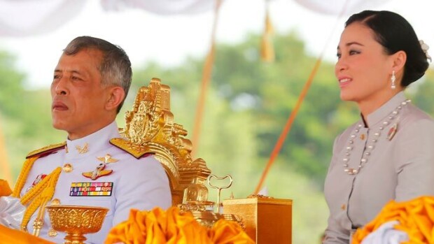 Kuningatar ompelee kasvomaskeja! Thaimaan kohukuningas Rama X laittoi vaimonsa töihin – kuvat! Rama X