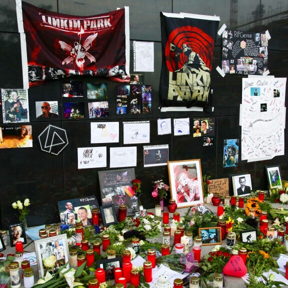 Chester Beningtonin kunniaksi fanien tuomia muistomerkkejä Berliinissä vuonna 2017. Chester Beningtonin kunniaksi fanien tuomia muistomerkkejä Berliinissä vuonna 2017.