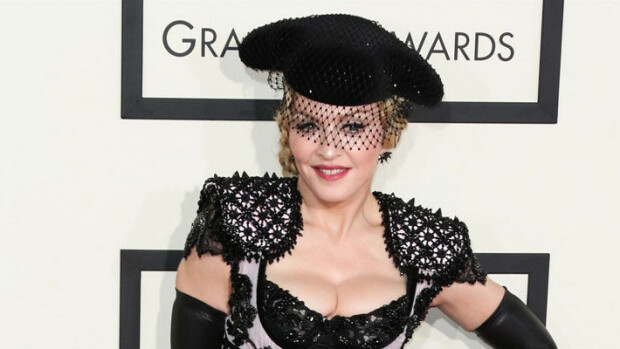 Hupsista! Popmusiikin ikoni Madonnan selfiestä tuli belfie – Laulajalta lipsahti muodokas takamus peilin kautta valokuvaan! madonna