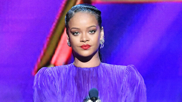 Rihanna pannut kuumana! Supersuosittu pop-laulaja kokkaa videolla alusvaatteissaan – loihtii itlialaisen herkun suuhun pantavaksi! riri