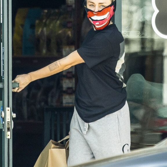 Mileyn hengityssuoja muistutti Rolling Stones -yhtyeen logoa. Cody ja Miley