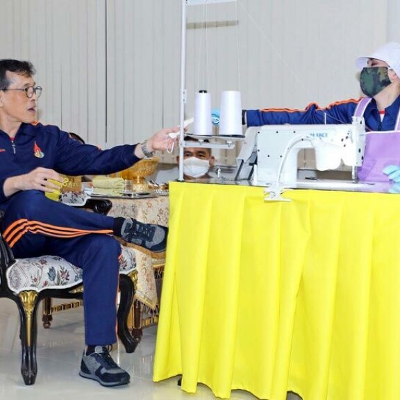 Kuningatar ompelee kasvomaskeja! Thaimaan kohukuningas Rama X laittoi vaimonsa töihin – kuvat! Thaimaan kuninkaalliset.