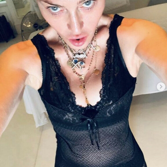 Hupsista! Popmusiikin ikoni Madonnan selfiestä tuli belfie – Laulajalta lipsahti muodokas takamus peilin kautta valokuvaan! MAdonna ig-
