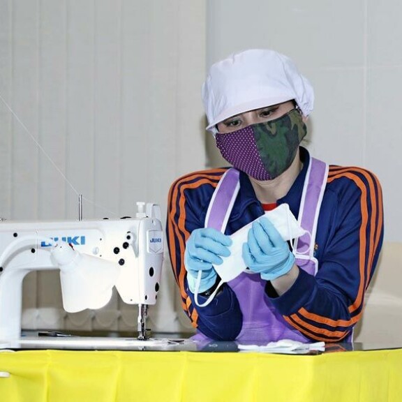 Kuningatar ompelee kasvomaskeja! Thaimaan kohukuningas Rama X laittoi vaimonsa töihin – kuvat! Thaimaan kuninkaalliset