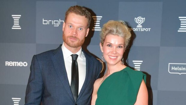 Tuija Pehkoselle ja Eero Ettalalle perheenlisäystä - paljonpuhuvat paparazzikuvat Seiskassa! Eero Ettala ja Tuija Pehkonen