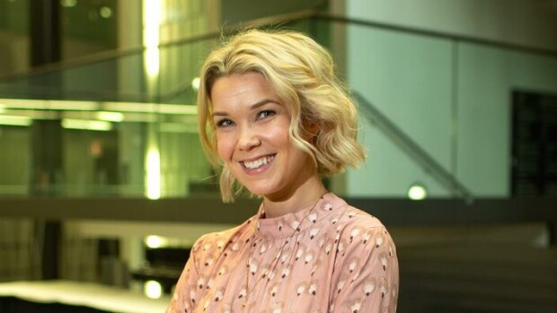 Esikoistaan odottava Tuija Pehkonen asioi pullakahvilassa! Juontajakaunotar turvautui kasvomaskiin – kuva! Tuija Pehkonen