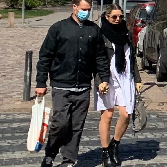 Peittävän löysästi pukeutunut Tuija ikuistettiin miehensä Eeron kanssa Helsingin ydinkeskustassa. Peittävän löysästi pukeutunut Tuija ikuistettiin miehensä Eeron kanssa Helsingin ydinkeskustassa.