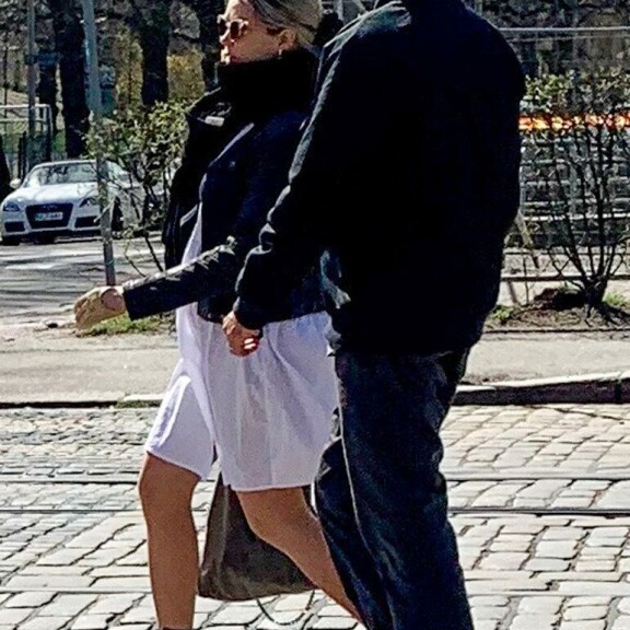 – Tuija oli hehkuva ja onnellisen oloinen kaupungilla liikkuessaan. – Tuija oli hehkuva ja onnellisen oloinen kaupungilla liikkuessaan.