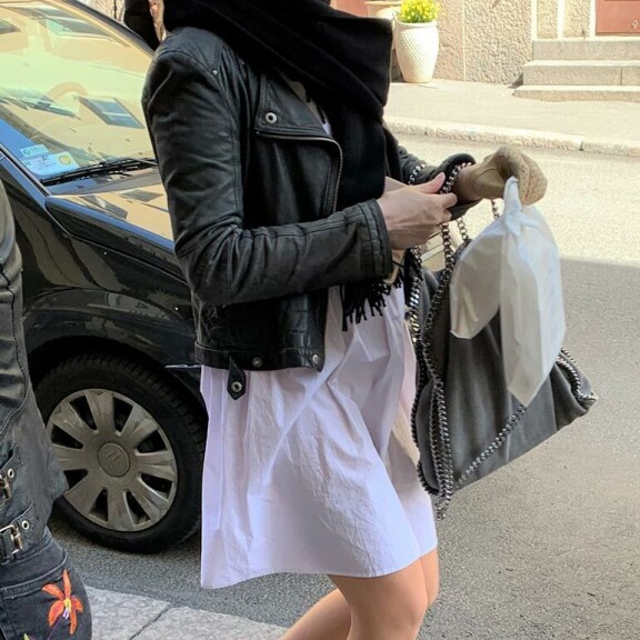 Tuijakin turvautui kasvomaskiin asioituaan yksin pullakahvilassa. Tuijakin turvautui kasvomaskiin asioituaan yksin pullakahvilassa.