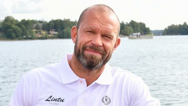 Oho! Erohuhujen ryöpytyksessä oleva Jere Karalahti tyhjensi virtsarakkonsa pusikkoon – kuva! Jere Karalahti