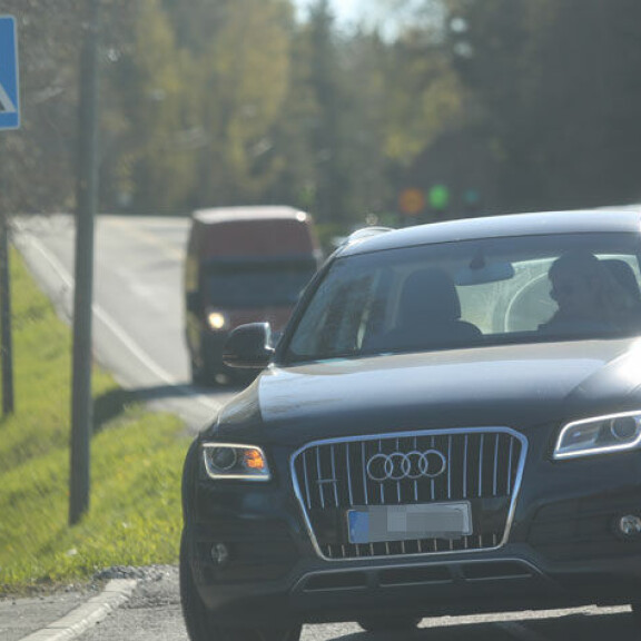 Archien vaalea tukka erottui autoa ajaessakin tyylikkäästi. Archien vaalea tukka liihotti autoa ajaessakin tyylikkäästi.