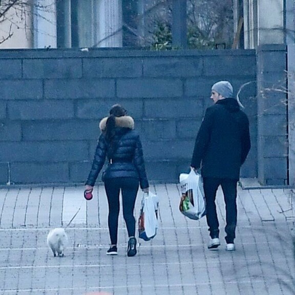 Kohupari asuu nyt Helsingin Eiranrannassa. Kuvassa pari vie murkinaa asunnolle. Kohupari asuu nyt Helsingin Eiranrannassa. Kuvassa pari vie murkinaa asunnolle.