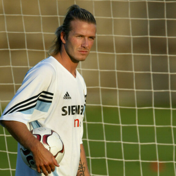 Päälakea paleltaa! Ex-futaaja David Beckhamilla alkaa hiukset harventumaan – Takavuosien tukkatyylit kadonneet kuin tuhka tuuleen! david beckham pitkätukka