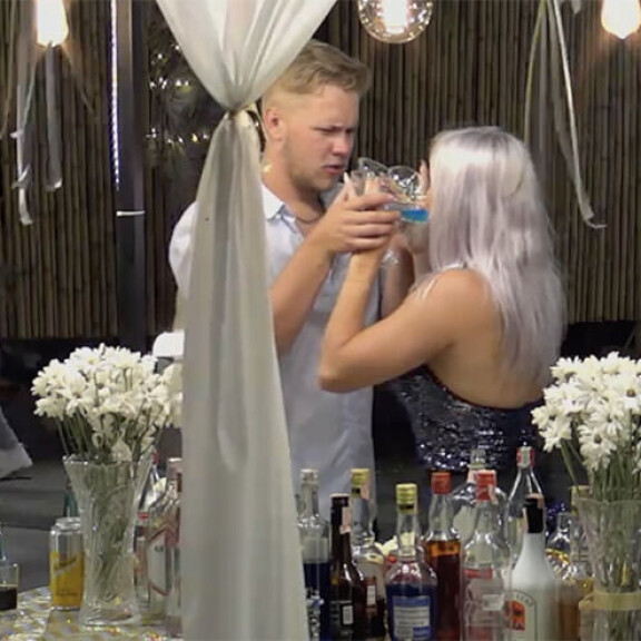 Markus juottaa Miralle reilusti lisää viinaa isosta pikarista. Markus juottaa Miralle reilusti lisää isosta pikarista.