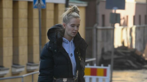 Paparazzi iski! Raskaita ruokakasseja kantanut Metti Forssell loi paljonpuhuvia katseita laiskottelevaan Miklu-mieheensä! Metti Forssell