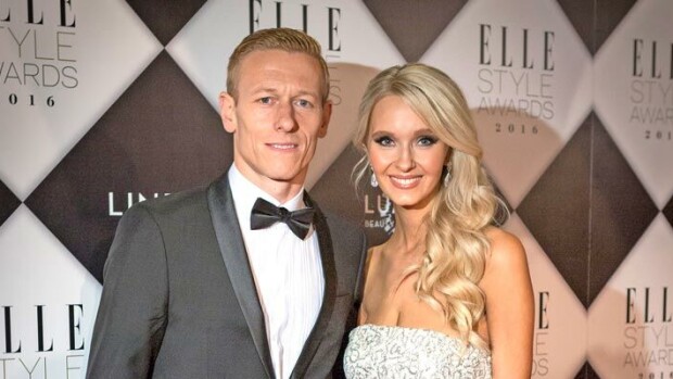 Oma kylpylä! Jalkapallomiljonääri Mikael Forssell teki jättimäiset asuntokaupat – tähän ökytaloon Suomen Beckhamit muuttavat – kuva! Mikael ja Metti Forssell