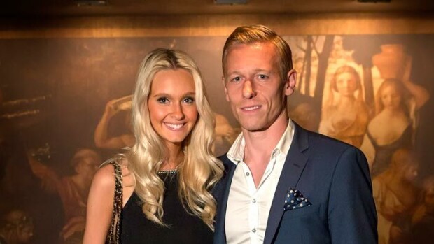 Kuvat Seiskassa! Mikael Forssell otti rennosti ökyautossaan – Metti-rakas taisteli hiki hatussa raskaiden ruokakassien kanssa! Metti ja Mikael Forssell