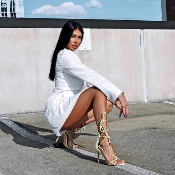 Tarun maailma romahti, kun hävyttömän komea jenkkirakas paljasti salatun vankilamenneisyytensä. – En aio koskaan kertoa, miksi hän päätyi vankilaan. Tarun maailma romahti, kun hävyttömän komea jenkkirakas paljasti salatun vankilamenneisyytensä. – En aio koskaan kertoa, miksi hän päätyi vankilaan.