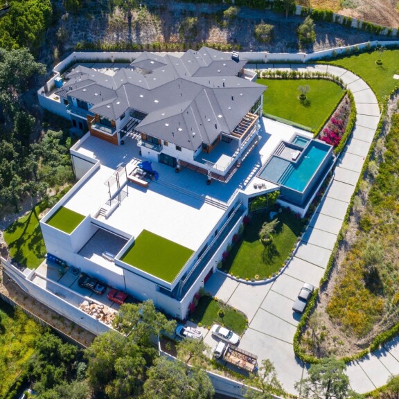 Entinen teini-idoli Nick Jonas ja näyttelijä Priyanka Chopra eristäytyvät vastavalmistuneessa luksuskartanossa - Katso kuva! Nick Jonas Kartano 1