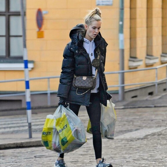 Hetken jo näytti siltä, että futisrouvalla loppuu usko kesken, mutta hän suoriutui kantotehtävästä kunnialla maaliin. Hetken jo näytti siltä, että futisrouvalla loppuu usko kesken, mutta hän suoriutui kantotehtävästä kunnialla maaliin.