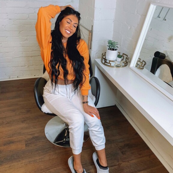 Maailmanlaajuisen koronapandemian vuoksi kotiin Dubaihin ei ole nyt menemistä. Niinpä Taru tappaa aikaansa kotimaassaan Suomessa. Maailmanlaajuisen koronapandemian vuoksi kotiin Dubaihin ei ole nyt menemistä. Niinpä Taru tappaa aikaansa kotimaassaan Suomessa.