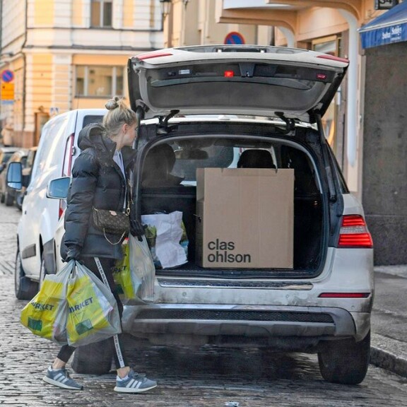 Takaluukun auettua selvisi, että ökysarjaan kuuluvat Forssellit käyvät myös halpismarketeissa. Perhe oli käynyt ostoksilla Clas Ohlsonilla. Takaluukun auettua selvisi, että ökysarjaan kuuluvat Forssellit käyvät myös halpismarketeissa. Perhe oli käynyt ostoksilla Clas Ohlsonilla.