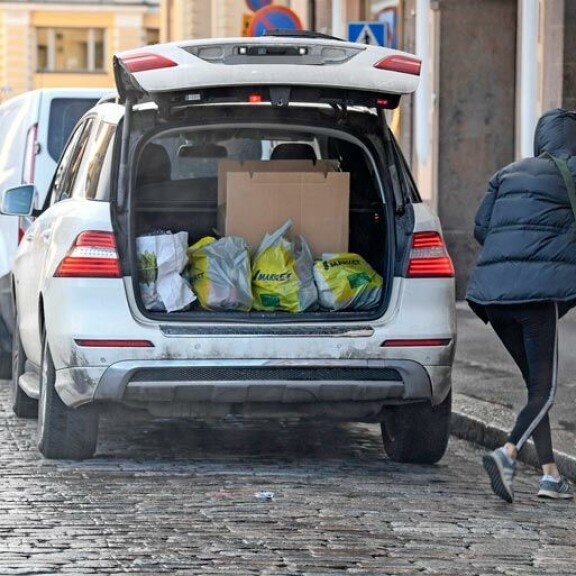 Metillä oli kasseissa kova raahaaminen. Saattoihan toki olla, että Mikluun oli iskenyt lentsu, ja hän siksi vältteli kauppaan menemistä. Metillä oli kasseissa kova raahaaminen. Saattoihan toki olla, että Mikluun oli iskenyt lentsu, ja hän siksi vältteli kauppaan menemistä.