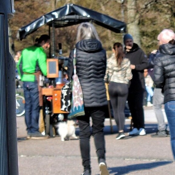 Paparazzikuvat ja video! Stefan Therman ja Sofia Belórf näyttäytyivät Kaivopuistossa - herkuttelivat erikoiskahveilla! s